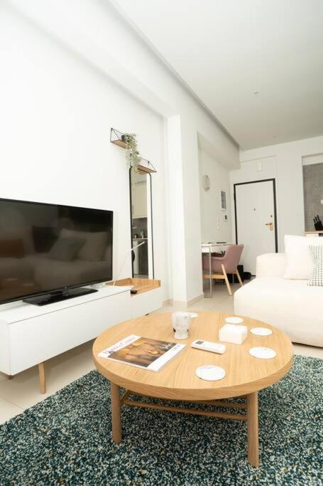Homey Renovated 1 Bedroom Apartment In Kesariani アテネ エクステリア 写真